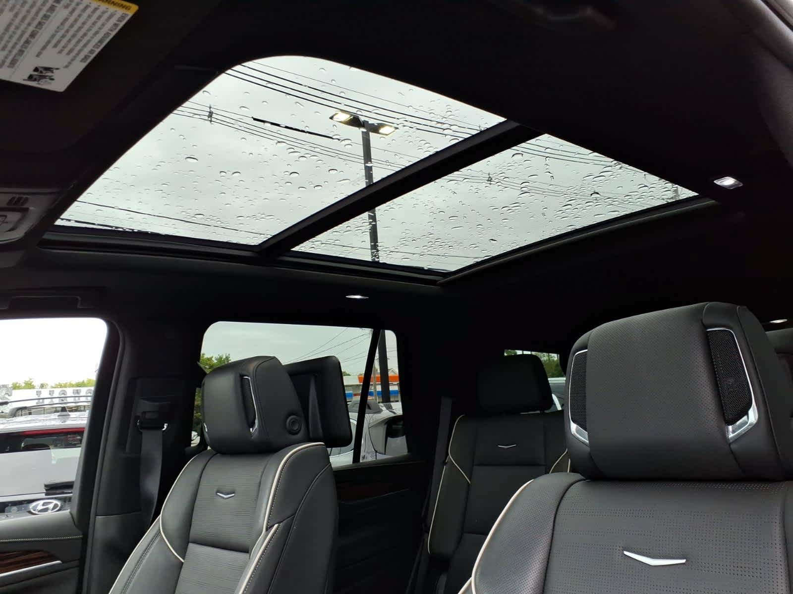 Used 2024 Cadillac Escalade Premium Luxury w/ Performance Package AWD/4WD image 18