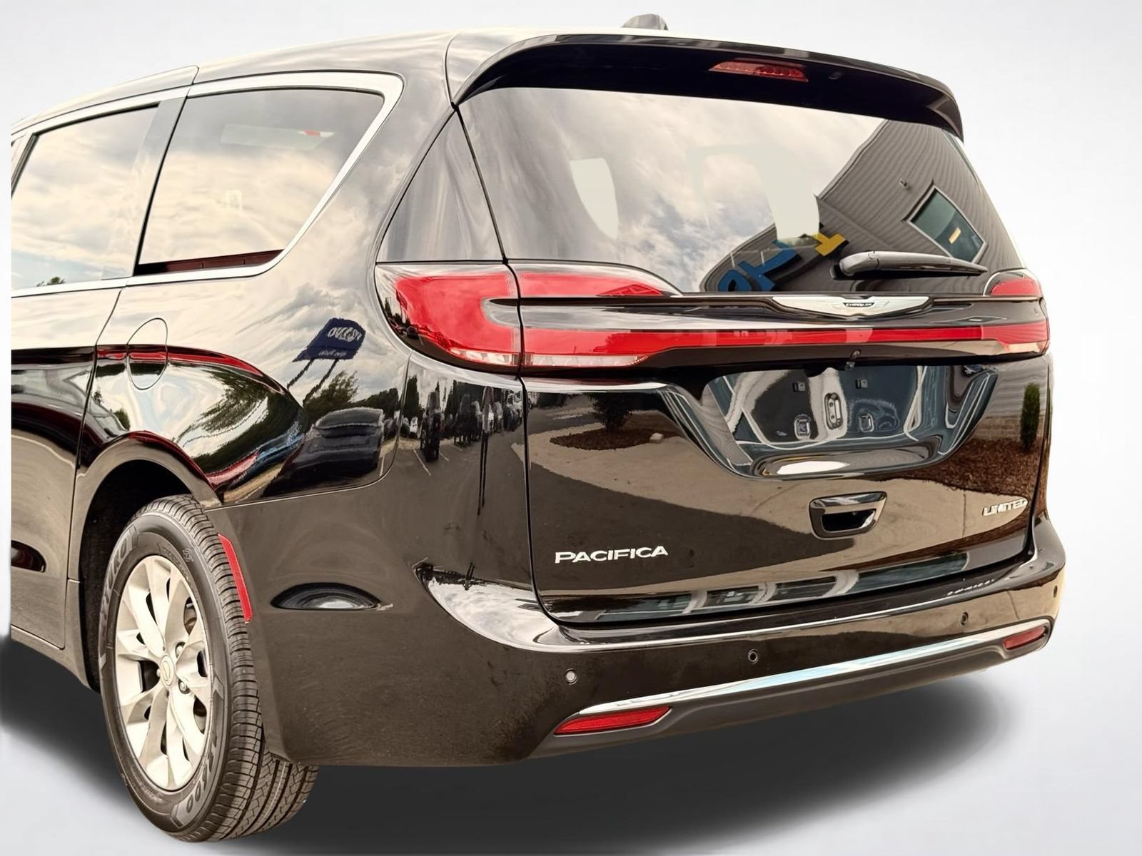 Used 2026 Chrysler Pacifica Limited FWD image 5