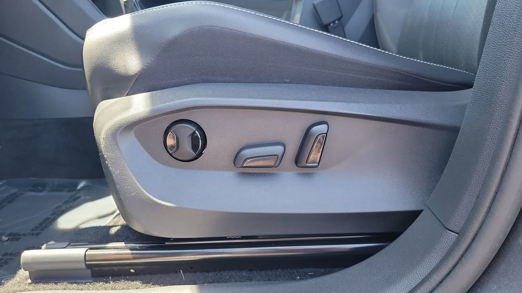 Used 2023 Volkswagen Tiguan SE FWD image 16
