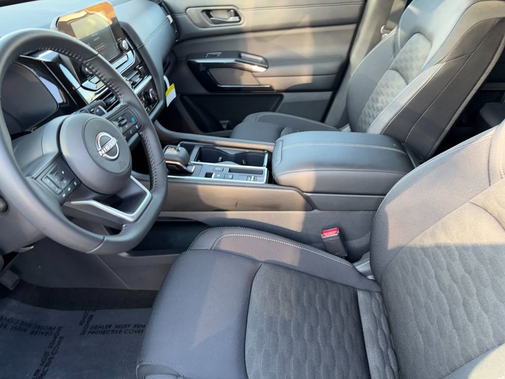 Used 2025 Nissan Pathfinder SV image 9