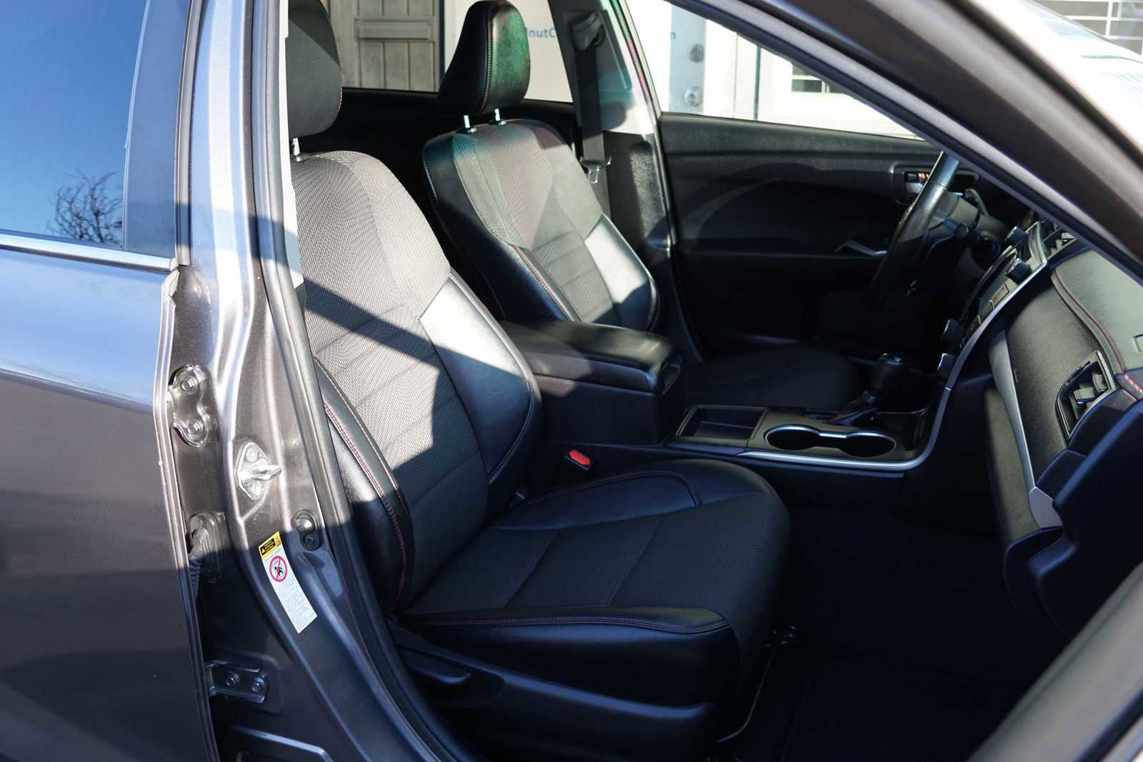 Used 2017 Toyota Camry SE w/ Moonroof Package image 36