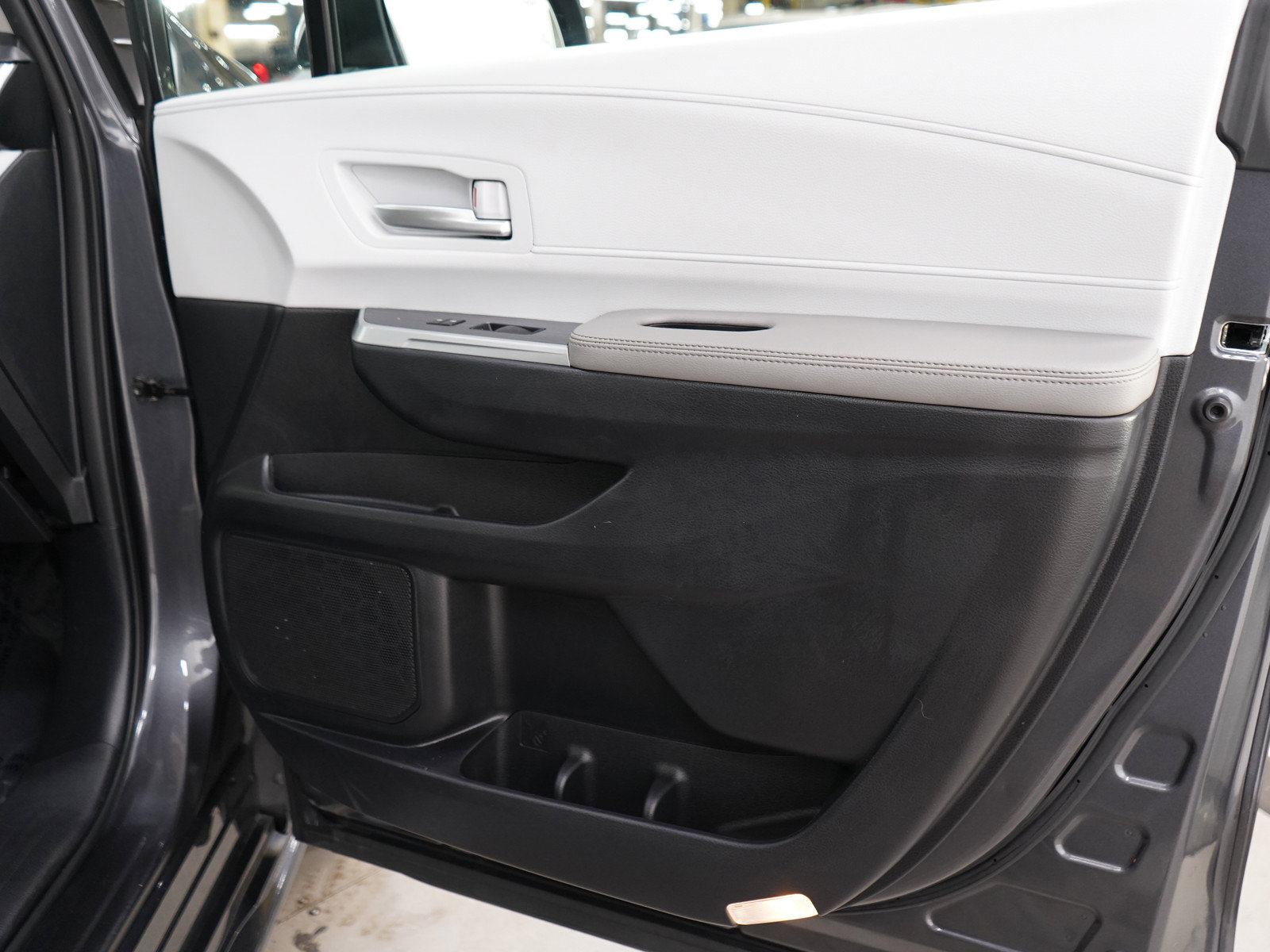 Used 2025 Toyota Sienna XLE AWD/4WD image 11