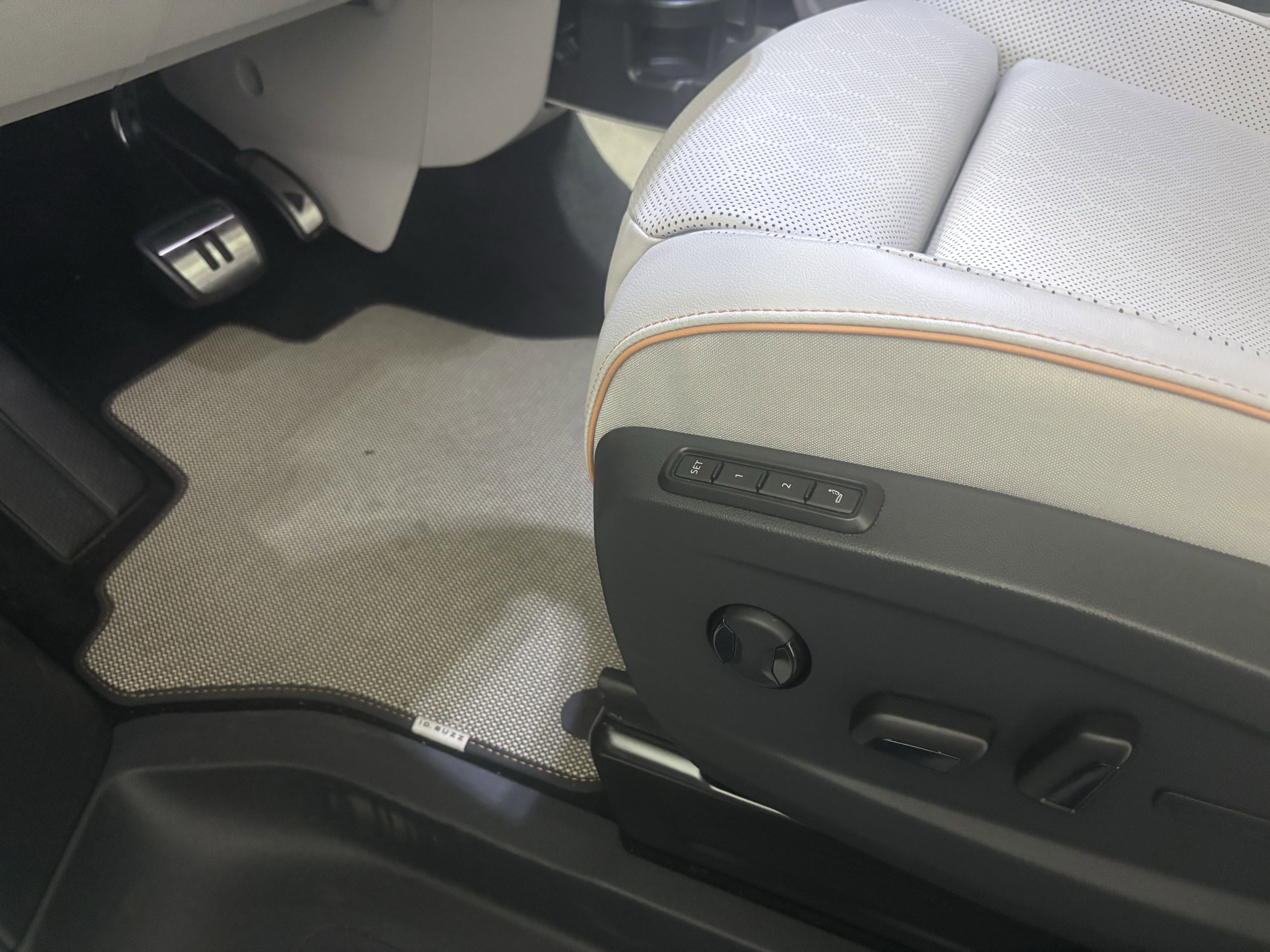 New 2025 Volkswagen ID. Buzz 1st Edition AWD/4WD image 4