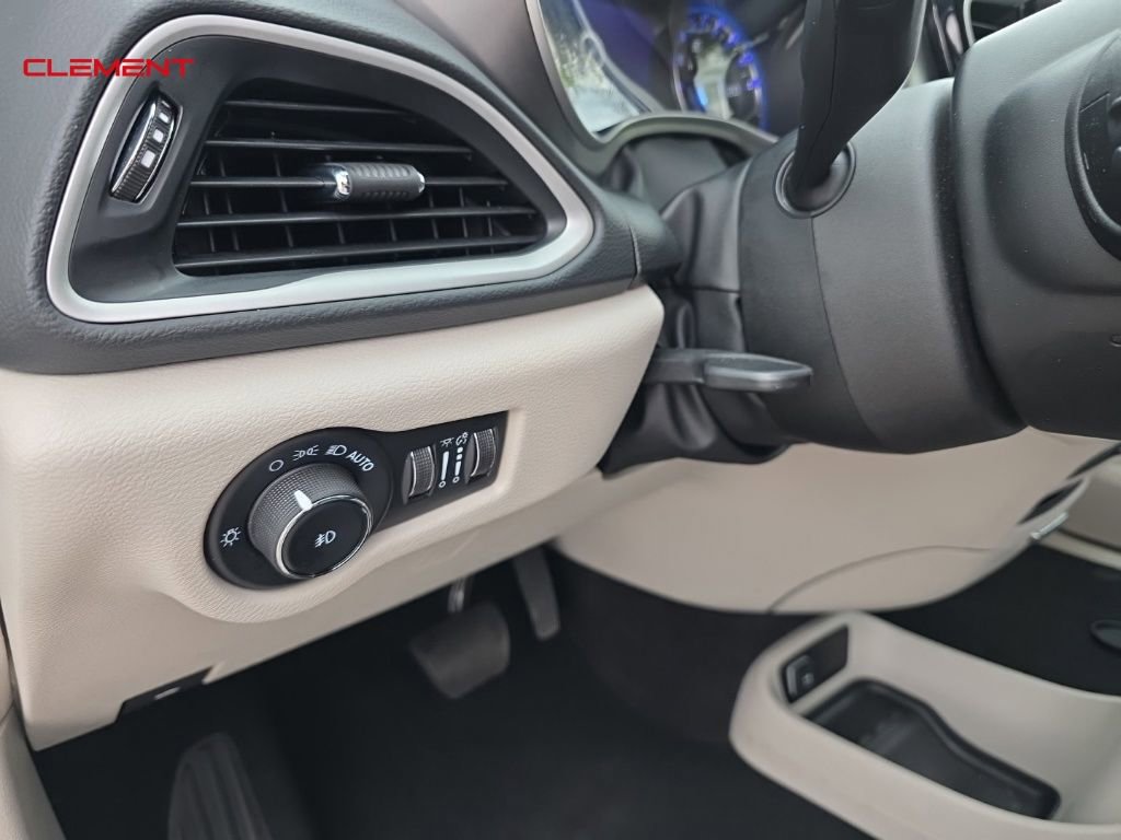 Used 2023 Chrysler Pacifica Touring-L image 8