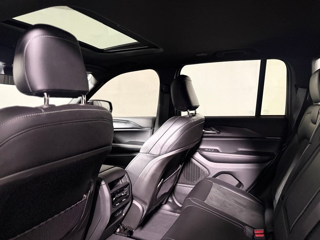 Used 2025 Jeep Grand Cherokee Altitude AWD/4WD image 24