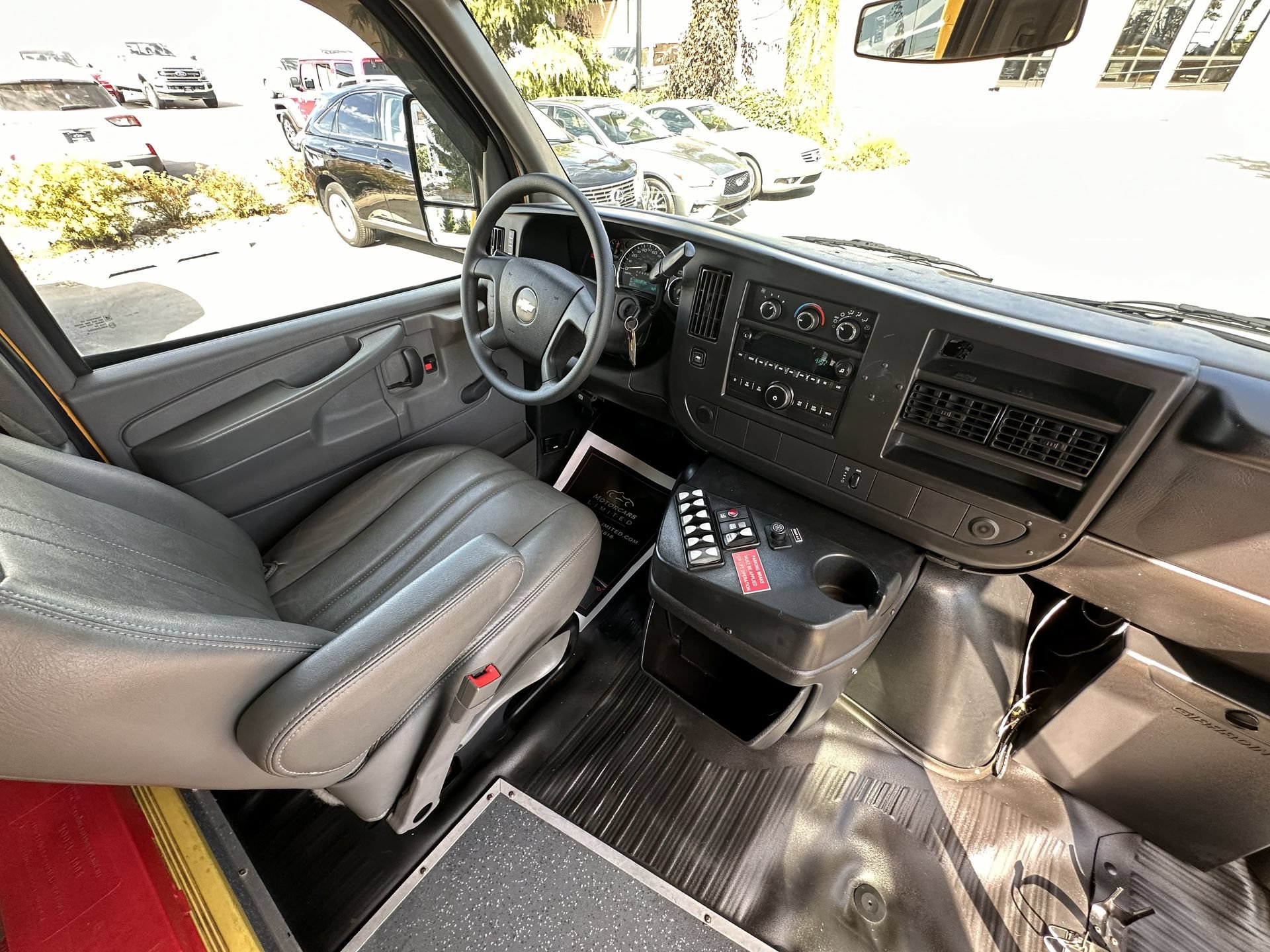 Used 2015 Chevrolet Express 4500 RWD image 6