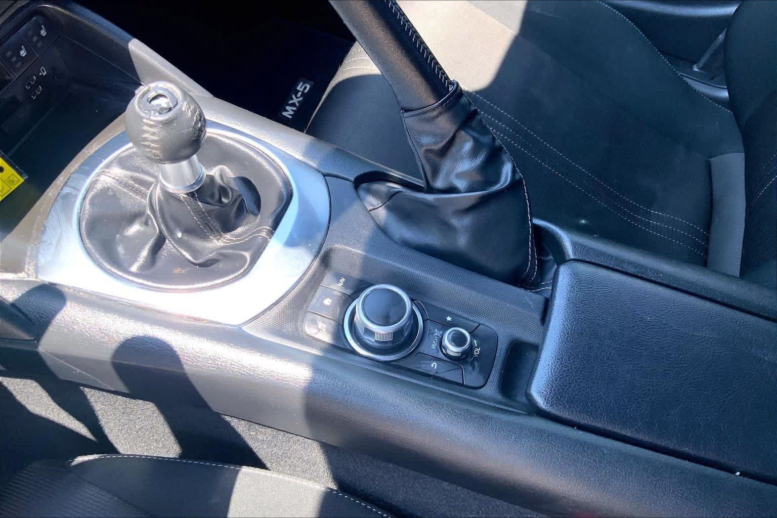 Used 2021 MAZDA MX-5 Miata Club RWD image 14