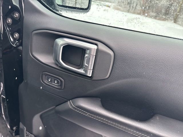 Used 2018 Jeep Wrangler Unlimited Sahara w/ Cold Weather Group image 10