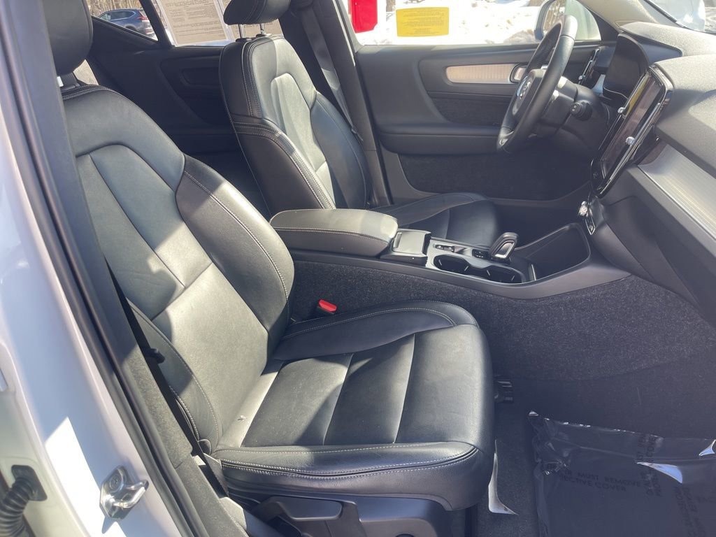 Used 2020 Volvo XC40 T5 Momentum image 17