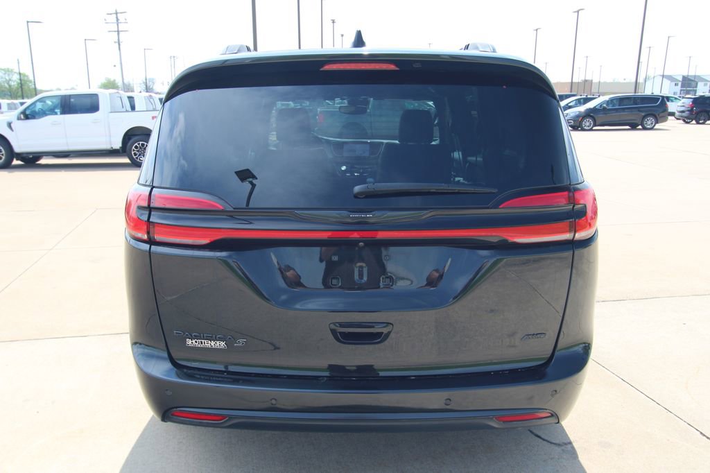 Used 2023 Chrysler Pacifica Touring-L w/ S Appearance Package image 13