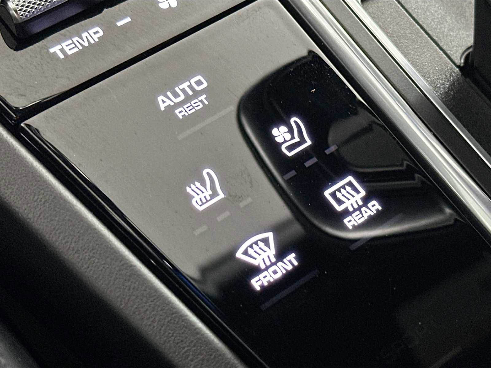 Certified 2022 Porsche Cayenne Platinum Edition image 21