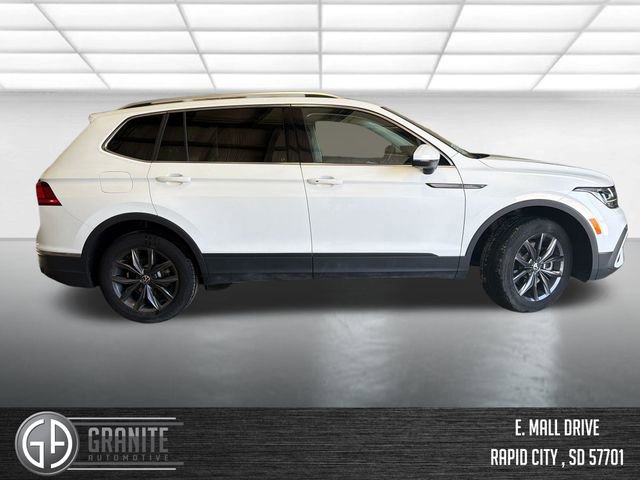 Used 2024 Volkswagen Tiguan SE w/ Panoramic Sunroof Package image 6