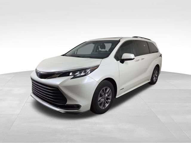 Used 2021 Toyota Sienna XLE w/ XLE Plus Package FWD image 2