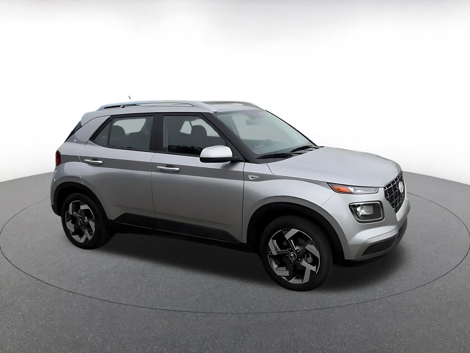 Used 2025 Hyundai Venue SEL FWD image 2