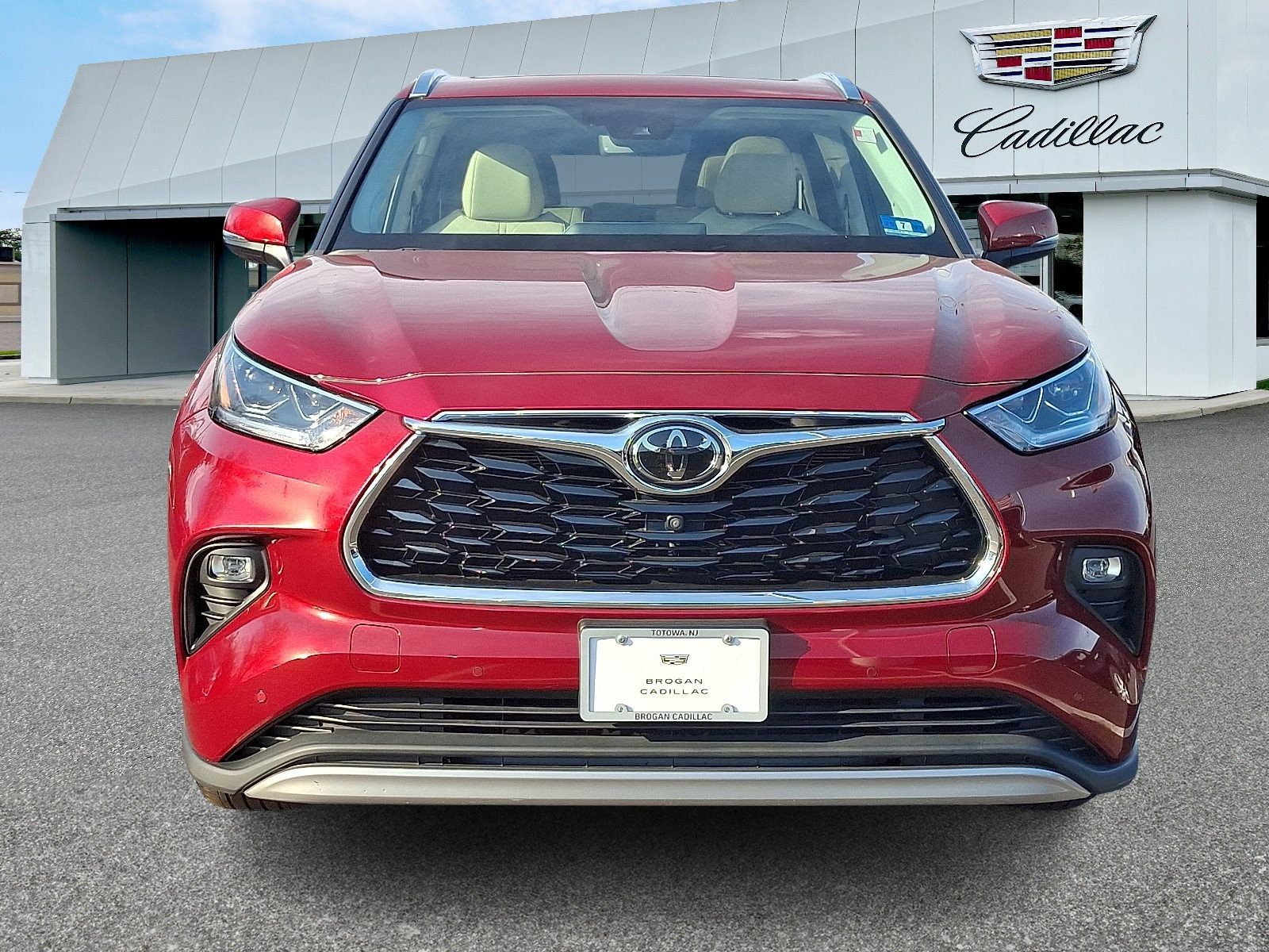 Used 2020 Toyota Highlander Platinum AWD/4WD image 2