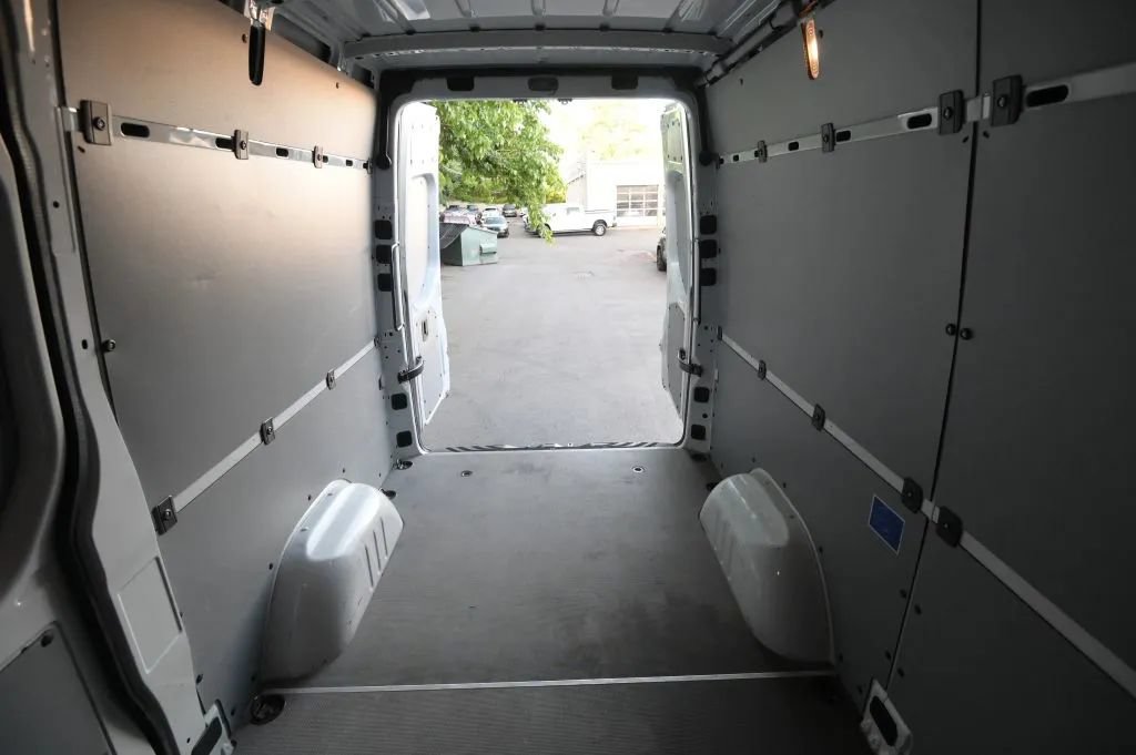 Used 2025 Mercedes-Benz Sprinter 2500 image 35