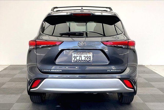 Used 2022 Toyota Highlander Platinum FWD image 3