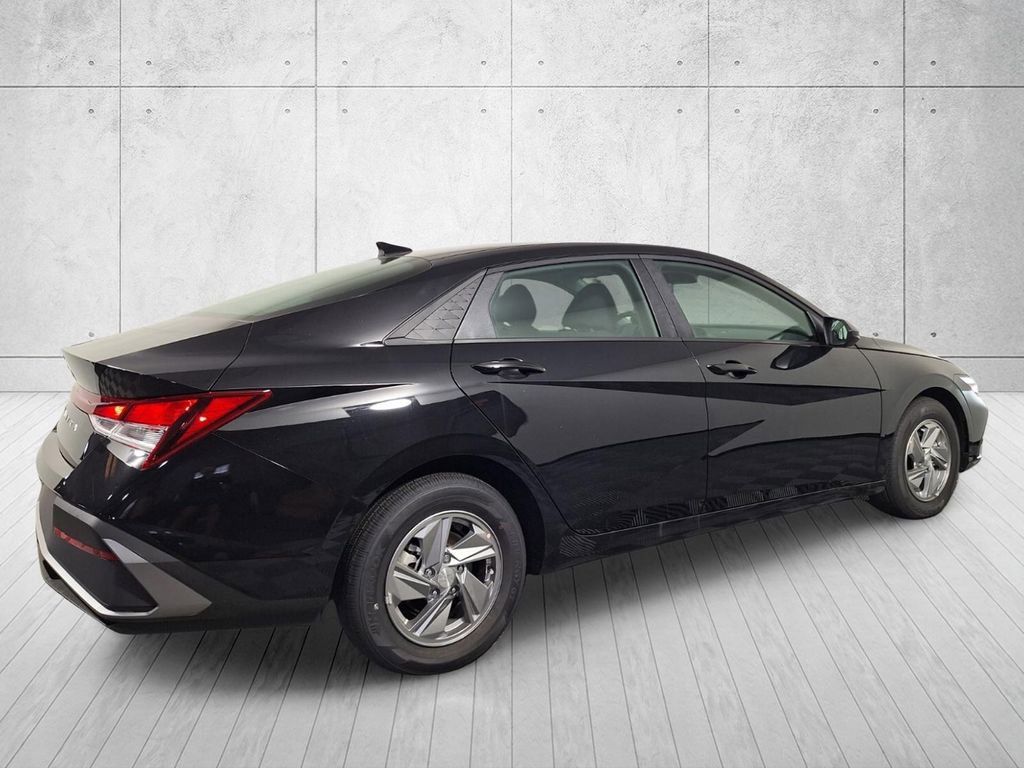 Used 2026 Hyundai Elantra SE FWD image 5