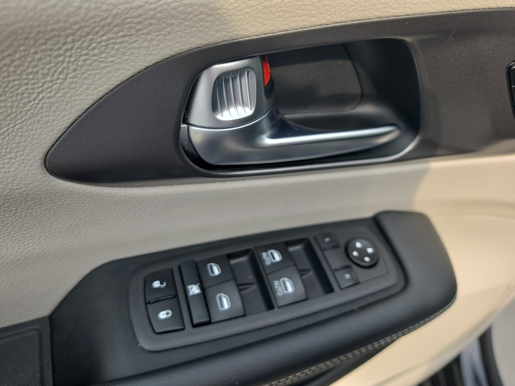 Used 2023 Chrysler Pacifica Touring-L FWD image 21