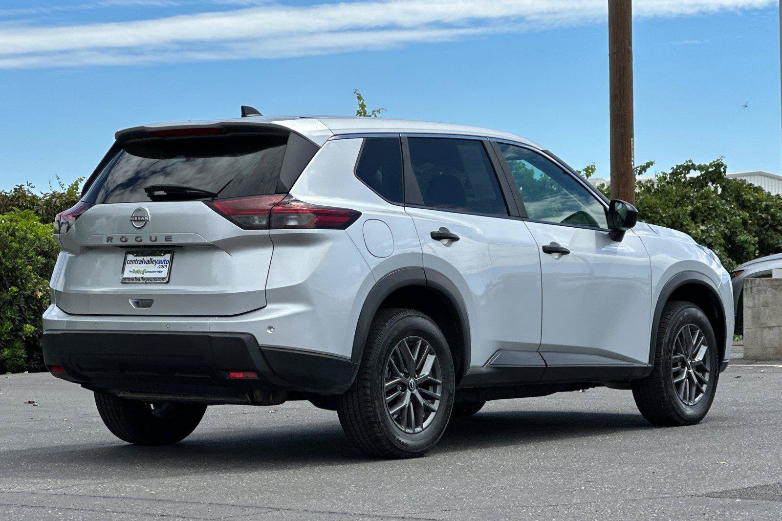 Certified 2024 Nissan Rogue S FWD image 4