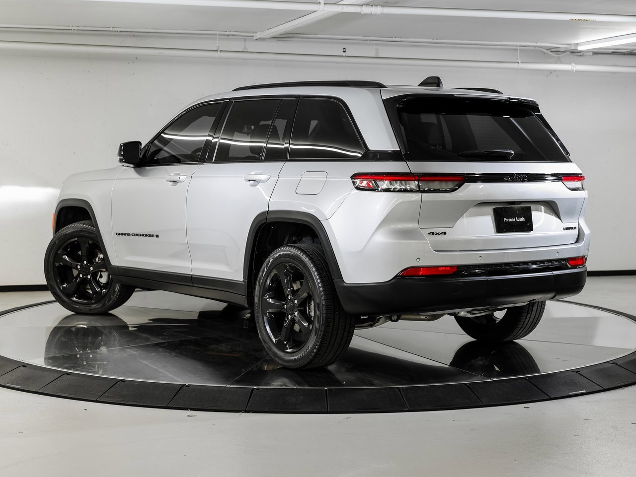 Used 2024 Jeep Grand Cherokee Limited w/ Black Appearance Package image 3