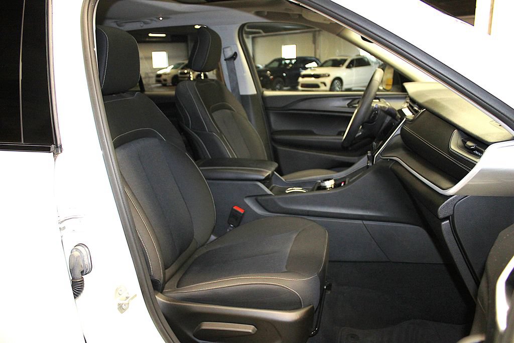 Certified 2023 Jeep Grand Cherokee Laredo X AWD/4WD image 30