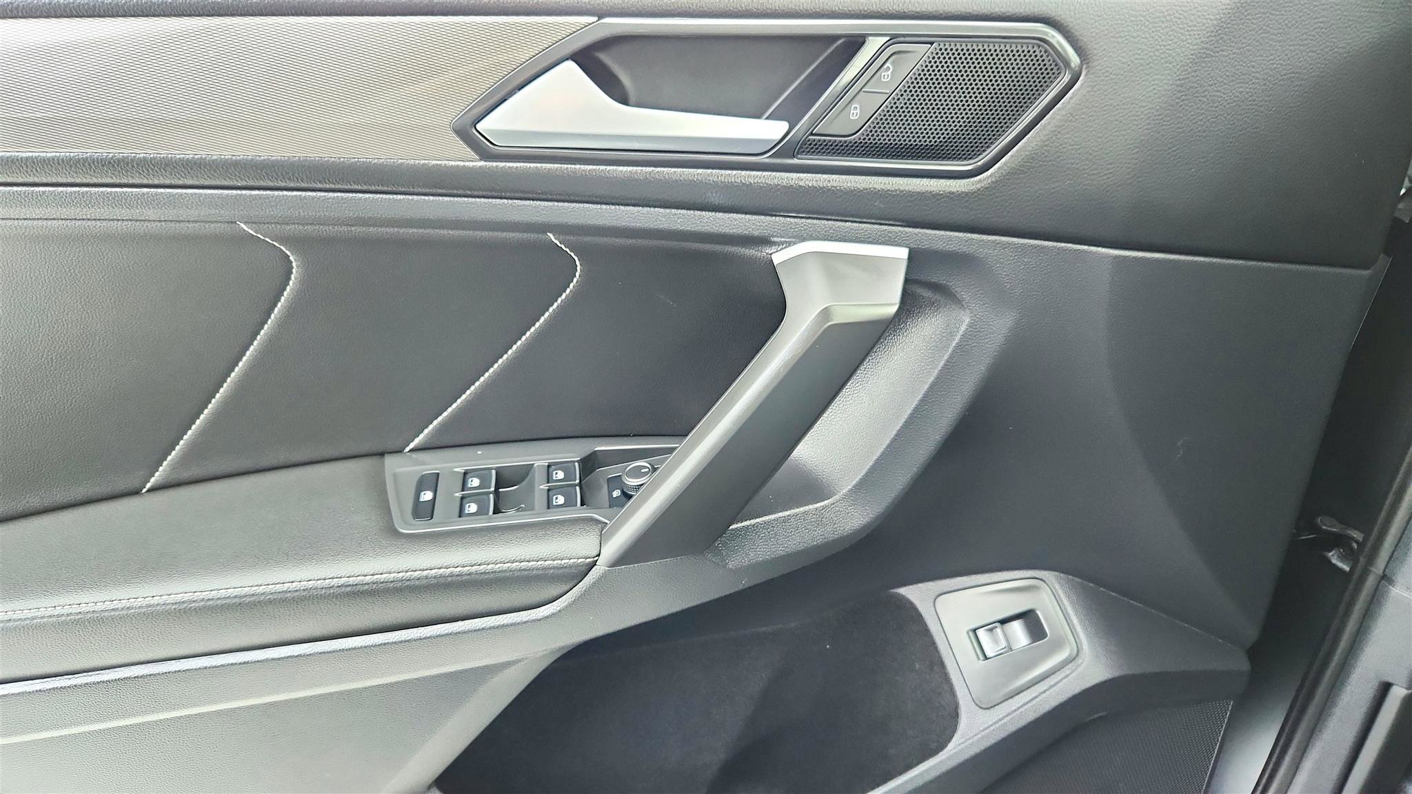 Used 2024 Volkswagen Tiguan SE image 38