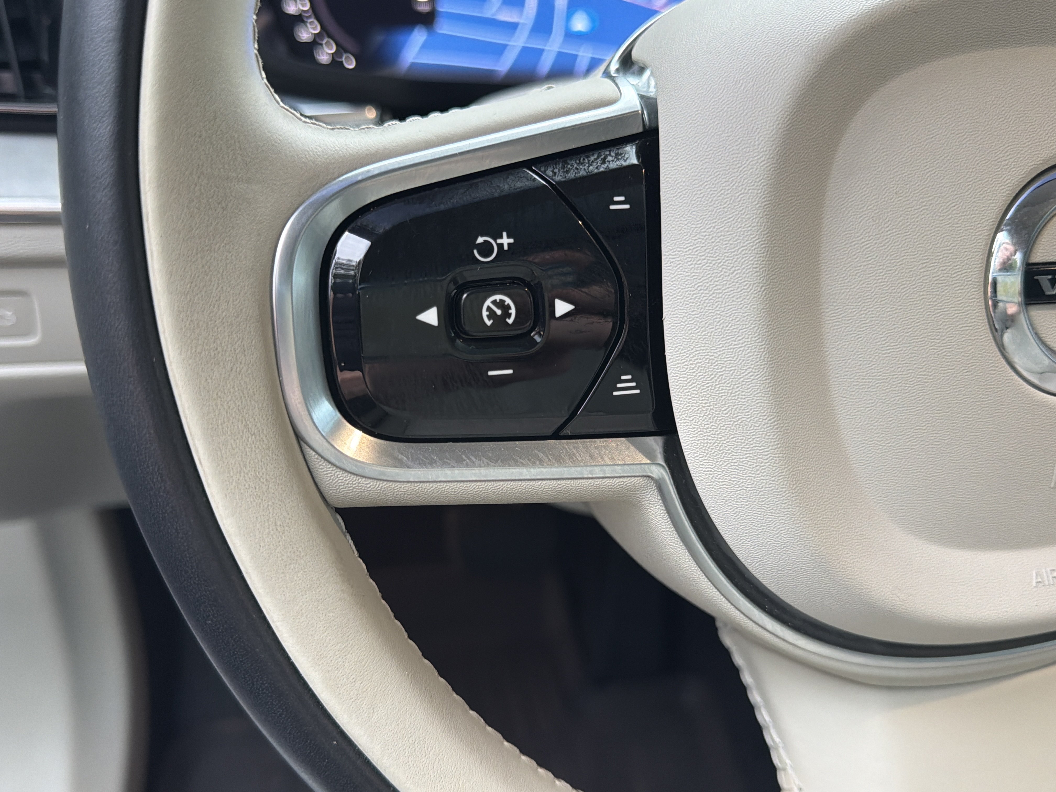 Certified 2024 Volvo XC60 B5 Plus w/ Protection Package Premier AWD/4WD image 59