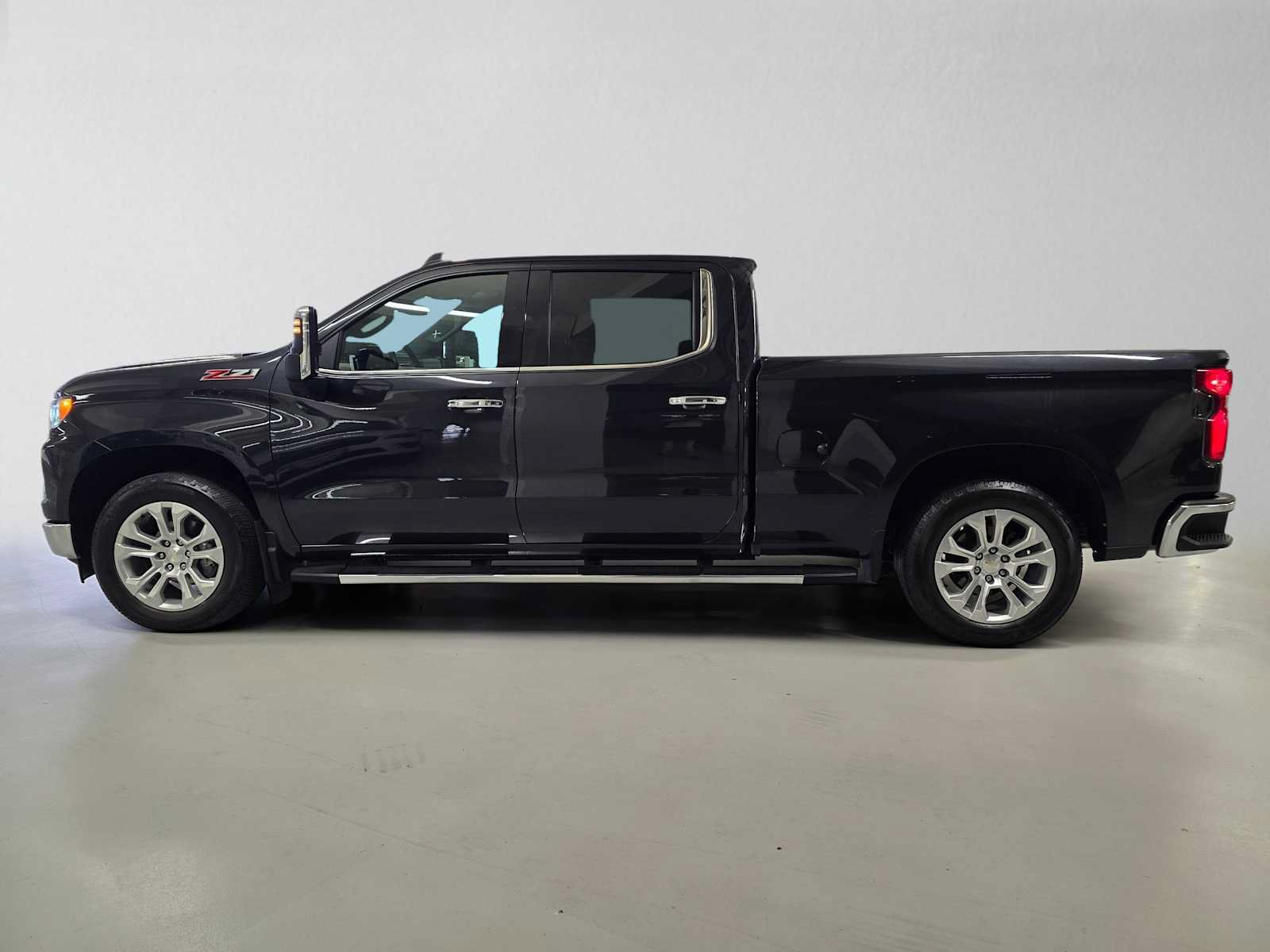 Used 2024 Chevrolet Silverado 1500 LTZ AWD/4WD image 2