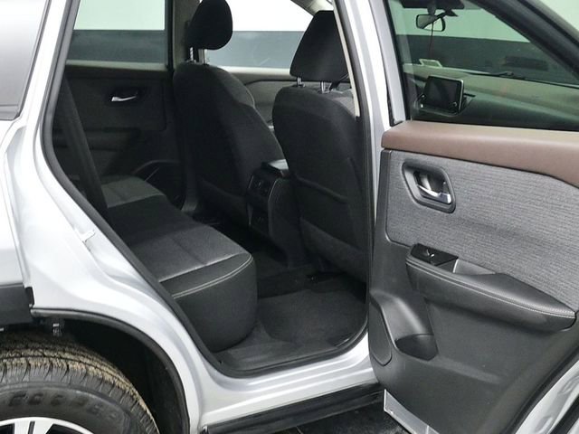 Used 2023 Nissan Rogue SV image 9