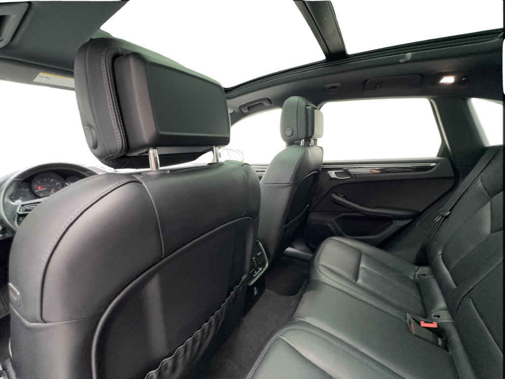Used 2023 Porsche Macan AWD/4WD image 26