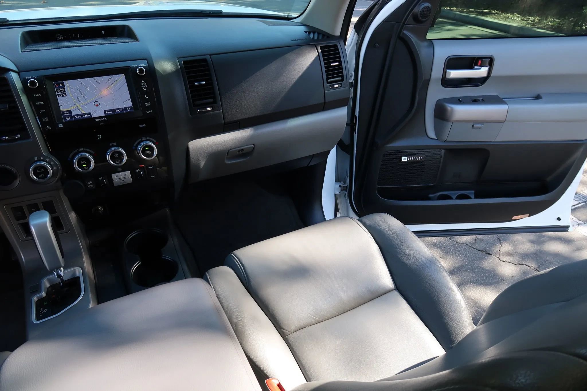 Used 2013 Toyota Sequoia Limited image 27