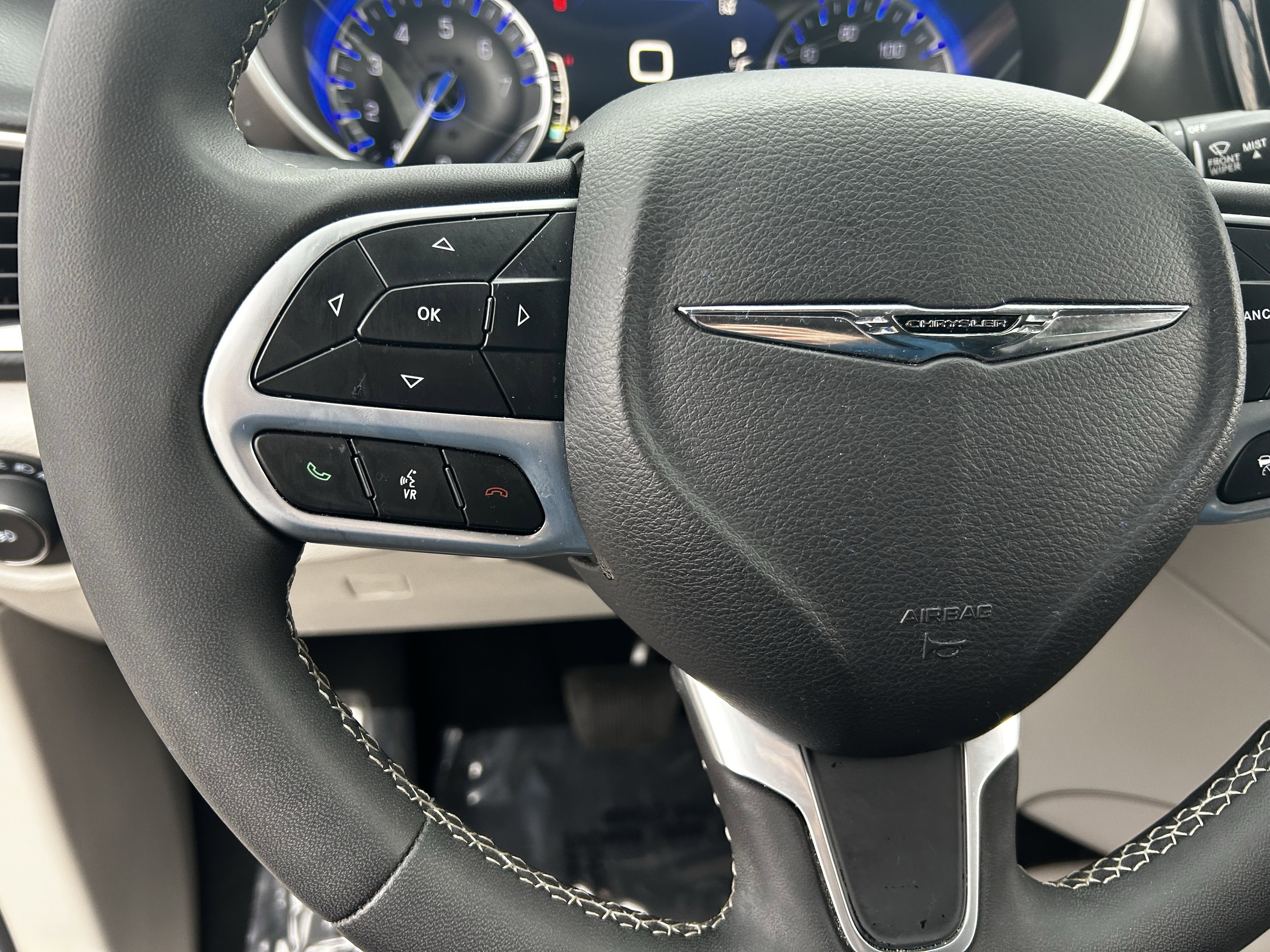 Certified 2024 Chrysler Pacifica Touring-L image 23