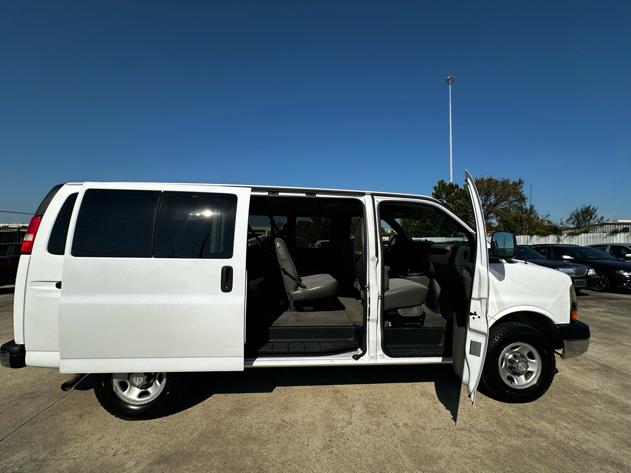 Used 2006 Chevrolet Express 3500 Passenger w/ LT Preferred Equipment Group image 37