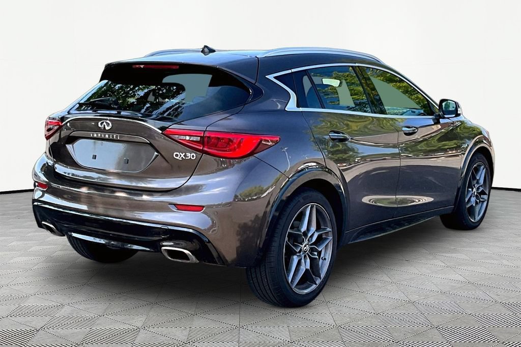 Used 2017 INFINITI QX30 Premium w/ Navigation Package FWD image 6