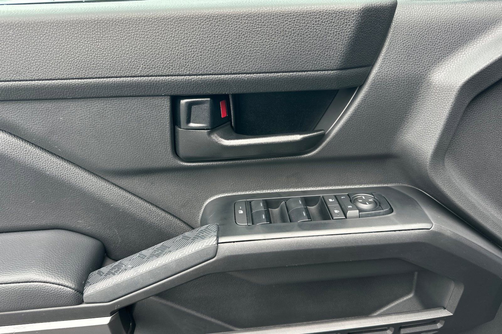 Certified 2025 Toyota Tacoma SR5 AWD/4WD image 11