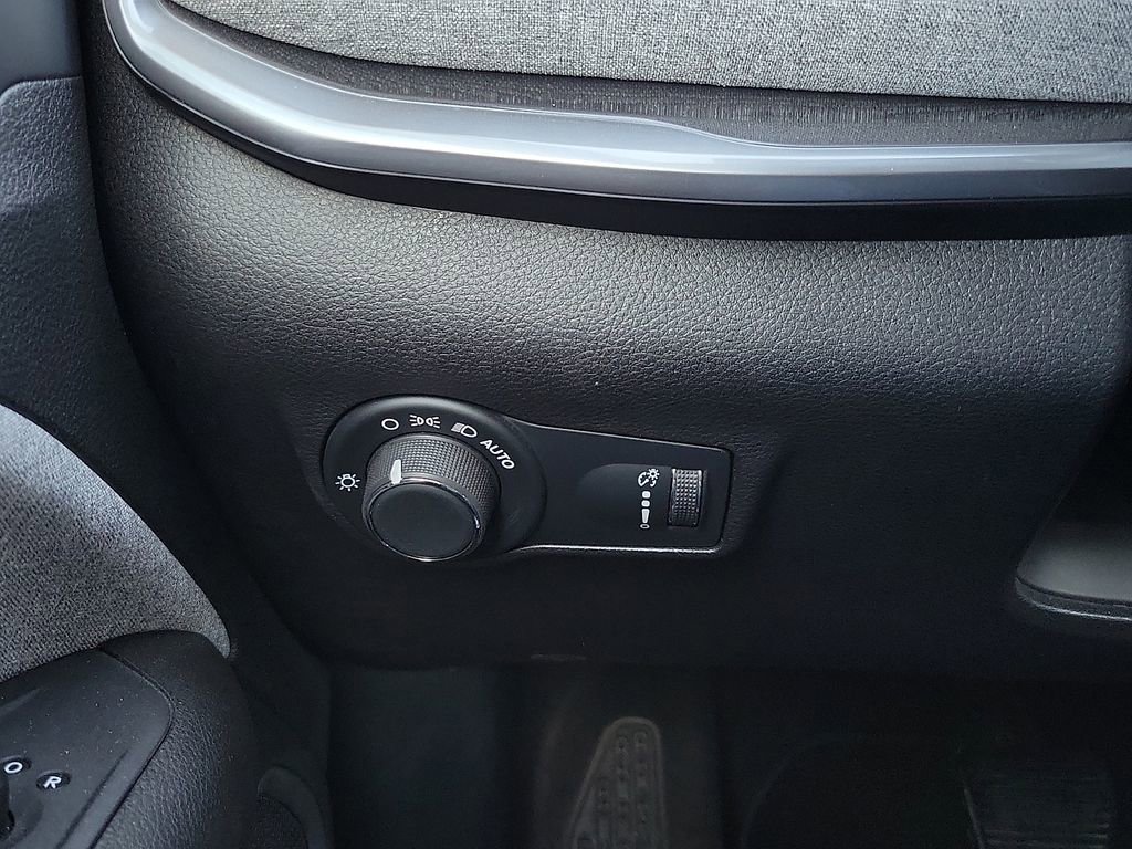 Used 2025 Jeep Compass Sport image 14