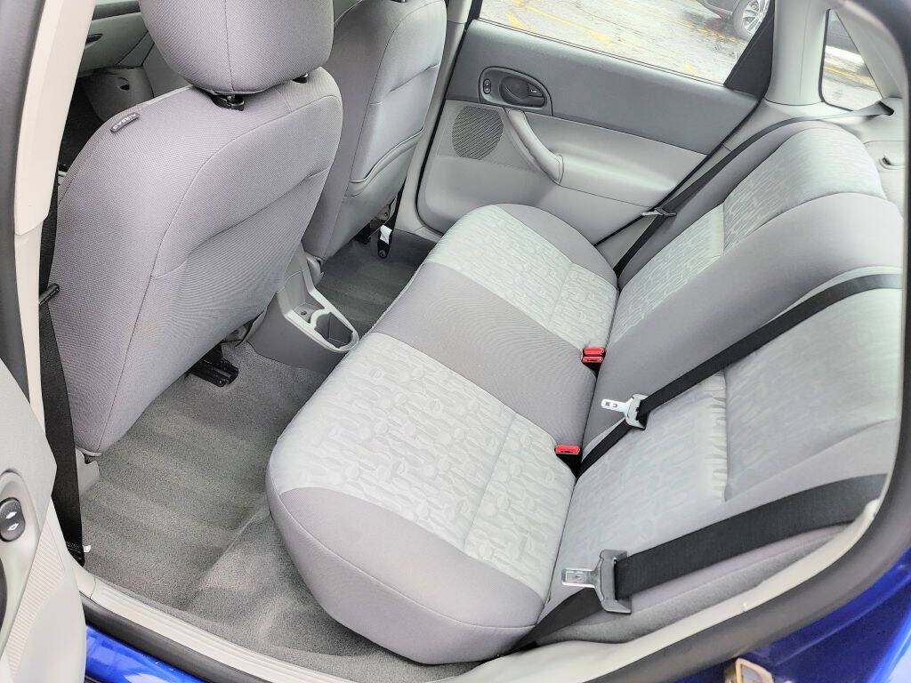 Used 2005 Ford Focus ZX4 Sedan FWD image 10