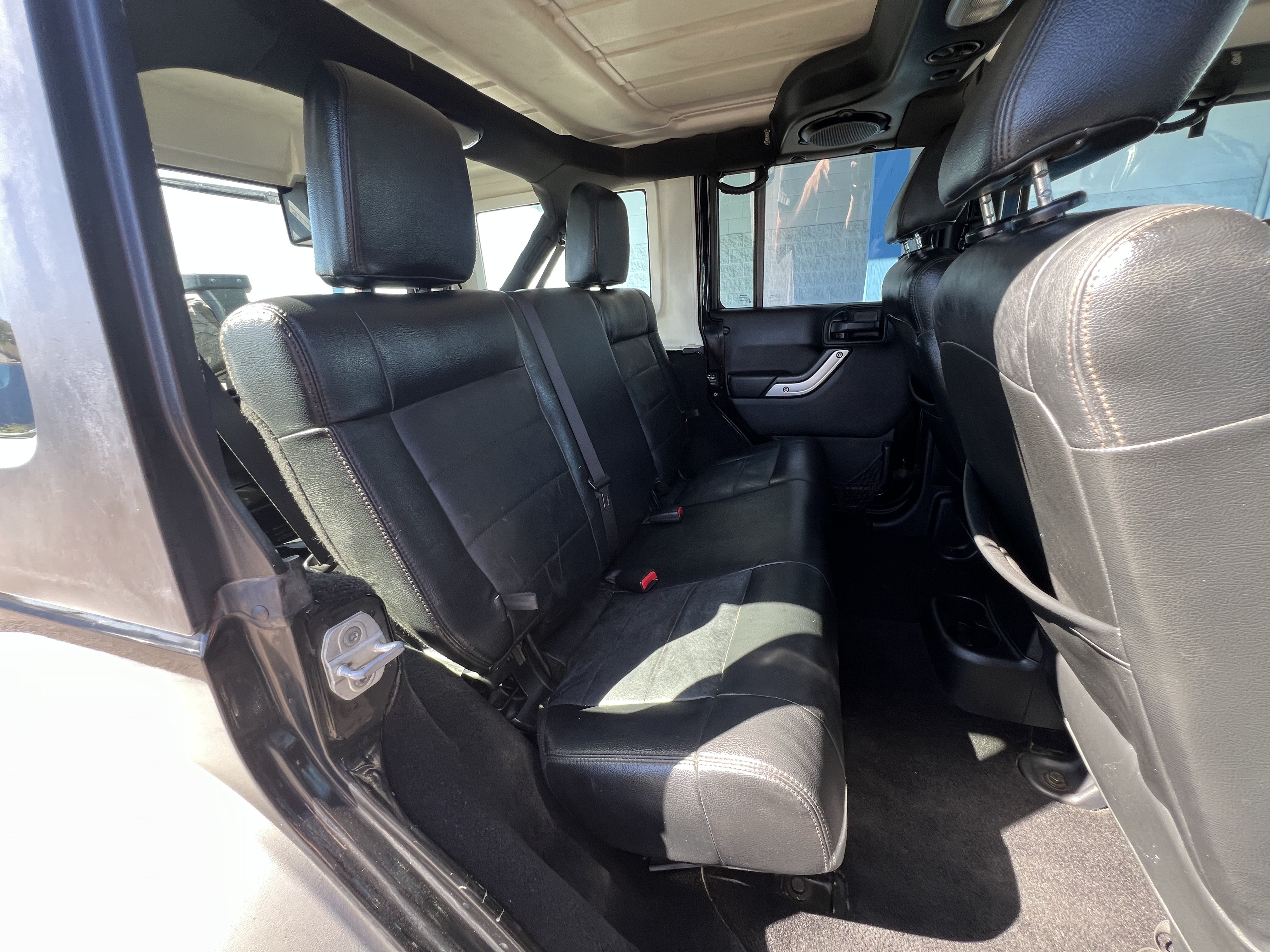 Used 2012 Jeep Wrangler Unlimited Rubicon w/ Connectivity Group AWD/4WD image 17