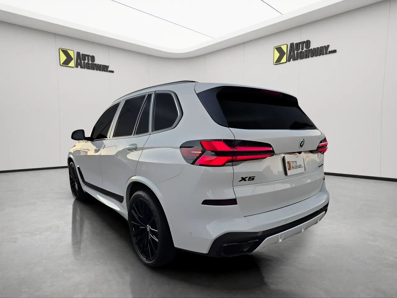 Used 2024 BMW X5 sDrive40i w/ M Sport Package image 9
