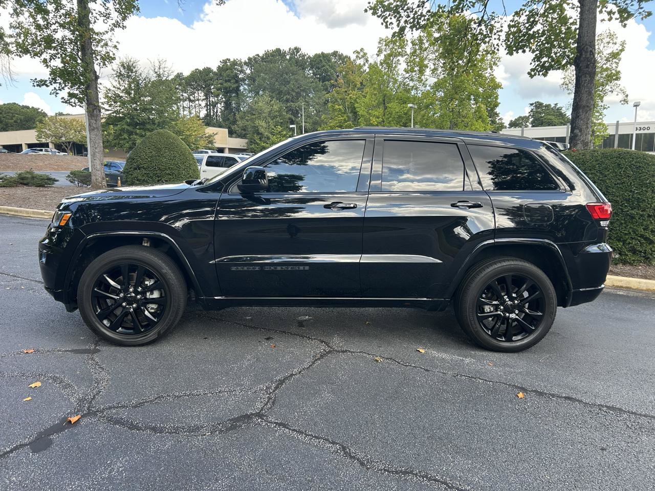 Used 2021 Jeep Grand Cherokee Laredo X AWD/4WD image 2