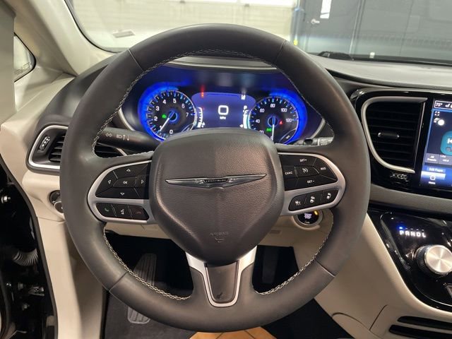Used 2024 Chrysler Pacifica Touring-L image 21