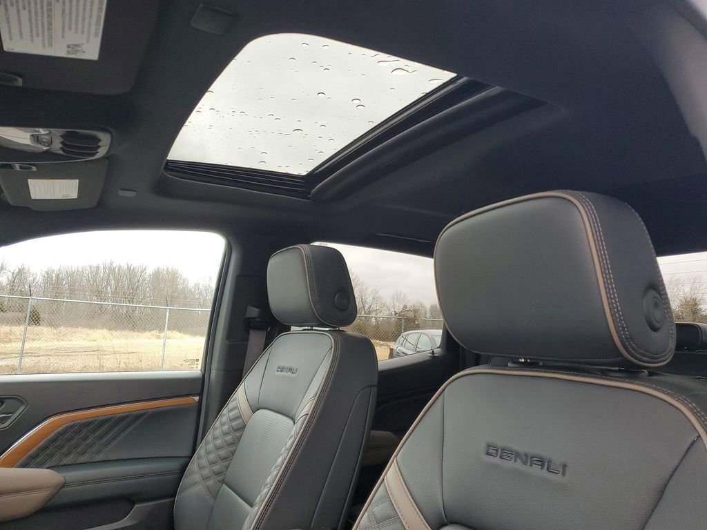 Used 2024 GMC Canyon Denali image 6