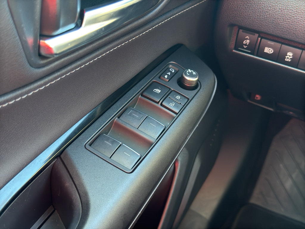 Used 2022 Toyota Venza LE image 29