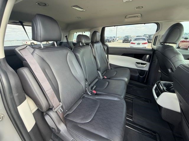 Used 2022 Kia Carnival EX FWD image 17