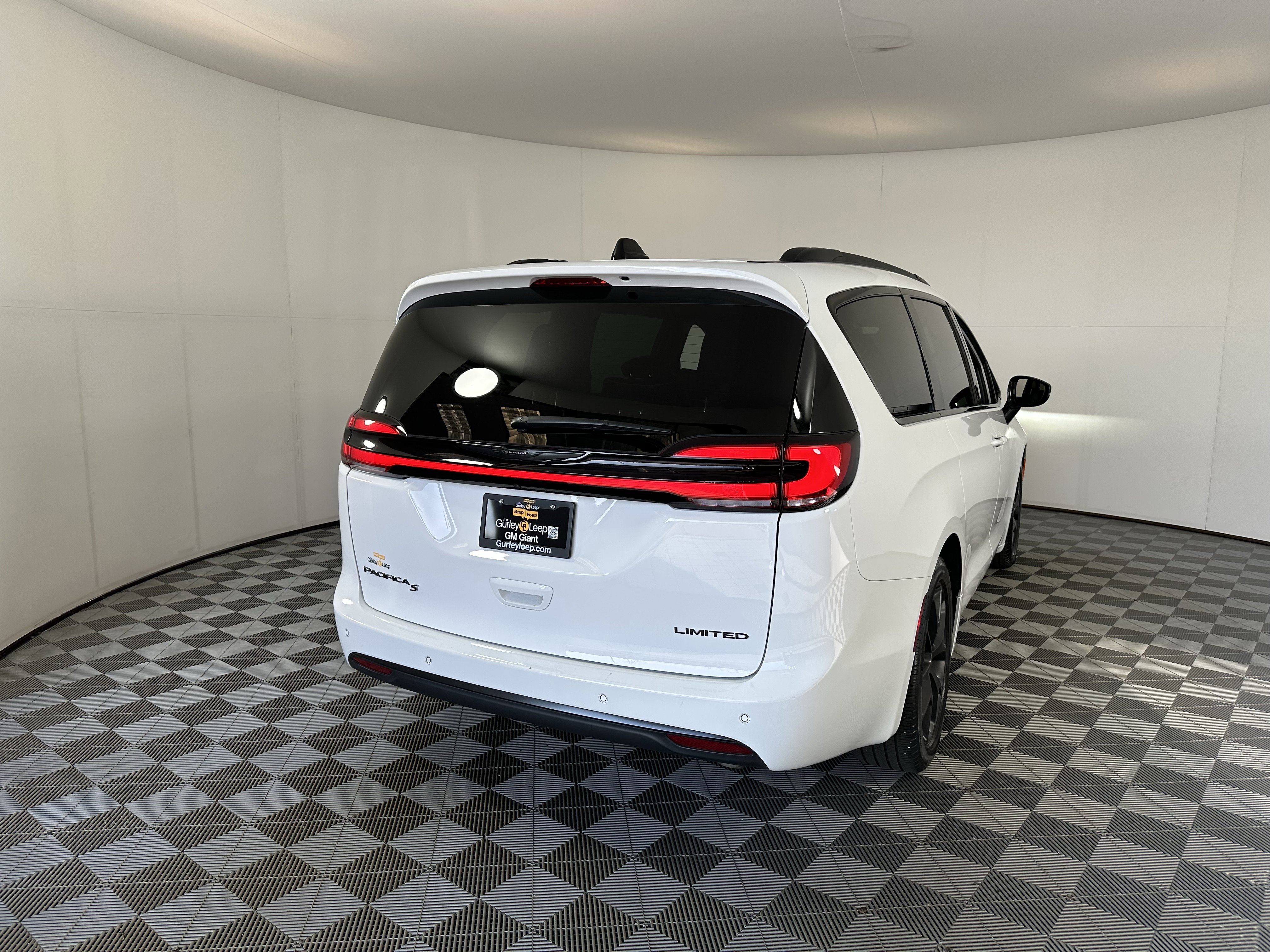 Used 2025 Chrysler Pacifica Limited image 11