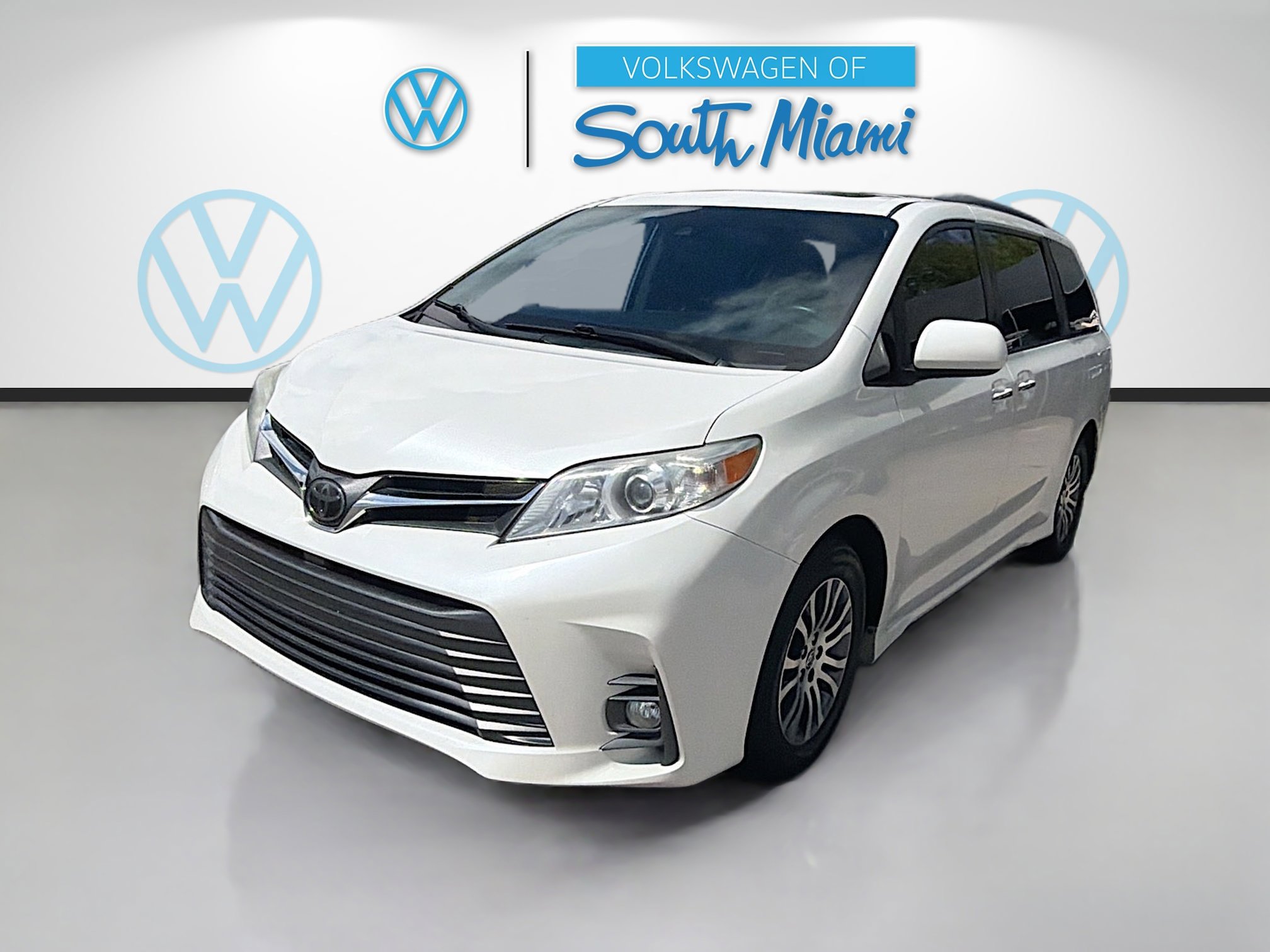 Used 2020 Toyota Sienna XLE image 3