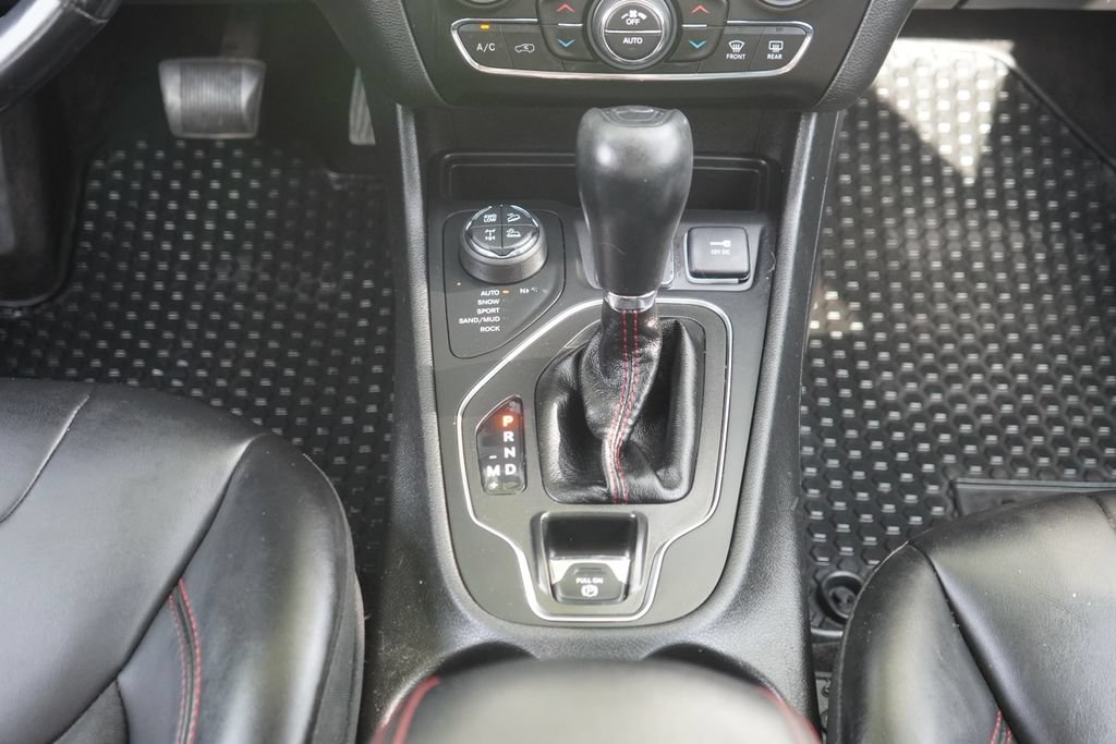 Used 2019 Jeep Cherokee Trailhawk w/ Cold Weather Group AWD/4WD image 22