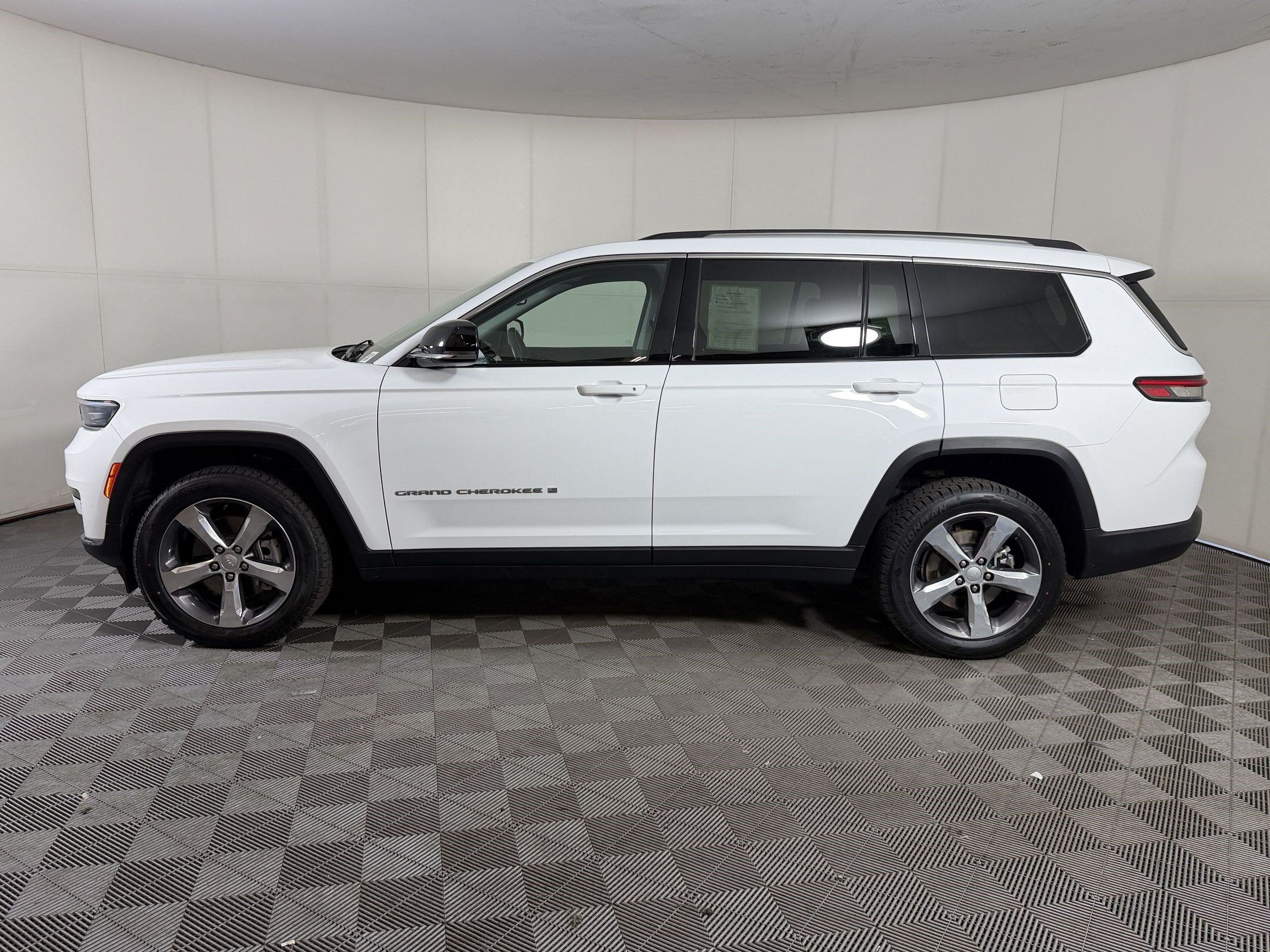 Used 2021 Jeep Grand Cherokee L Limited AWD/4WD image 2