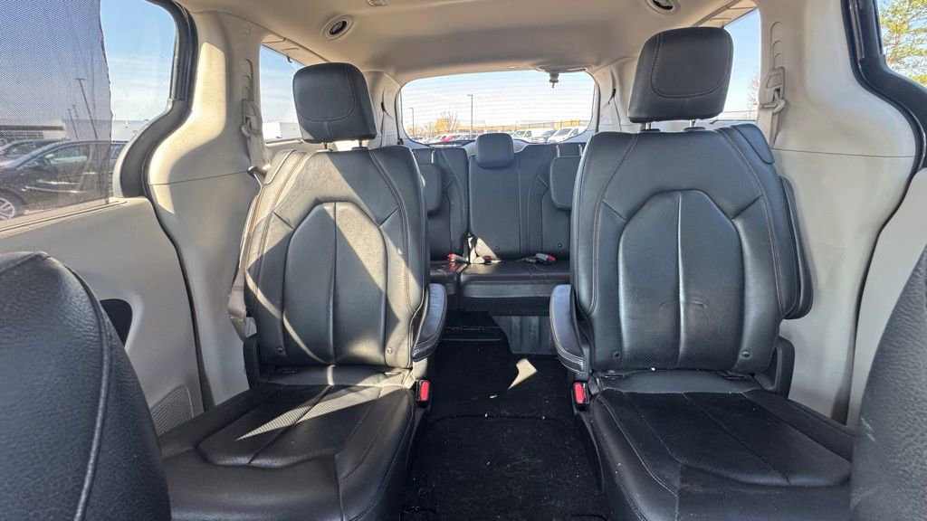 Used 2019 Chrysler Pacifica Touring-L image 18